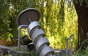 Der Wasserspielplatz muss wieder auf Vordermann gebracht werden.