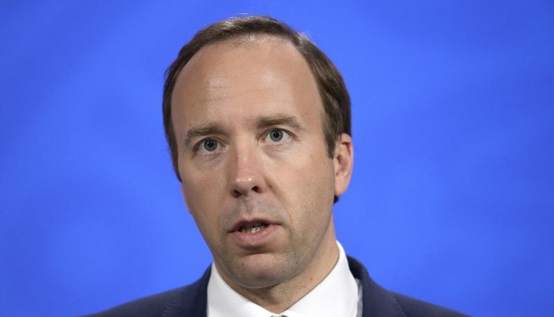 Der britische Gesundheitsminister Matt Hancock spricht w&auml;hrend einer Pressekonferenz in der Downing Street.