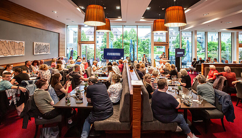 Voller Saal beim Wirtshaussingen im Parkhotel Heilbronn. Auf den Leinw&auml;nden k&ouml;nnen die S&auml;nger die Texte ablesen. Foto: Lina Biehr