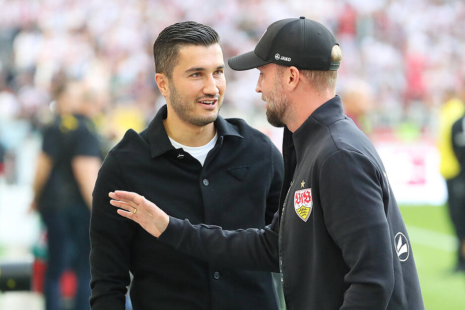 Dortmunds Trainer Nuri Sahin und VfB-Coach Sebastian Hoeneß unterhielten sich vor Spielbeginn.