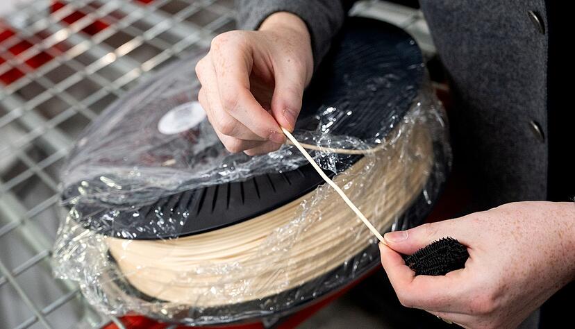 Aus diesem Kunststoff entstehen in den 3D-Druckern innerhalb von 12 bis 24 Stunden die Schuhe.