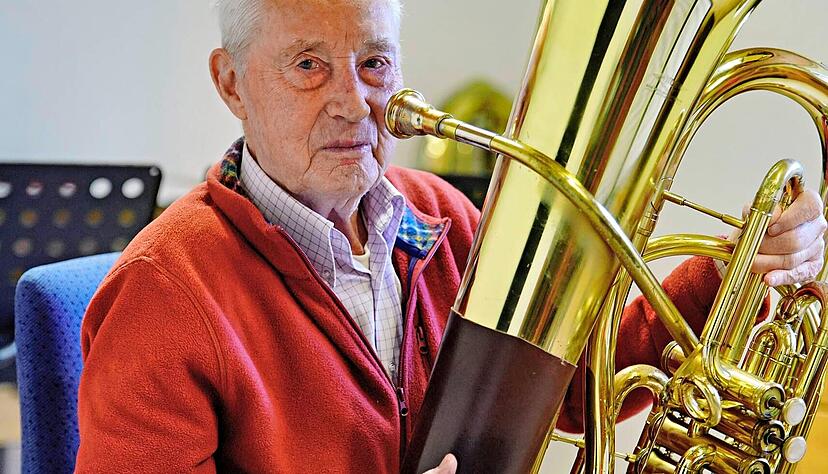 Manfred Bornschein spielt mit fast 90 Jahren jeden Tag Tuba. Sein Blechblasinstrument ist für ihn auch eine Art Sportgerät. Um der Tuba all ihre Töne zu entlocken, braucht es reichlich Puste.
Foto: privat Manfred Bornschein spielt mit fast 90 Jahren jeden Tag Tuba. Sein Blechblasinstrument ist für ihn auch eine Art Sportgerät. Um der Tuba all ihre Töne zu entlocken, braucht es reichlich Puste.
Foto: privat