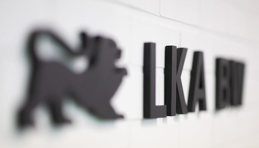 Das Landeskriminalamt Baden-Württemberg hat mit Unterstützung der örtlichen Behörden Wohnungen und Geschäftsräume durchsucht. (Archivbild) Das Landeskriminalamt Baden-Württemberg hat mit Unterstützung der örtlichen Behörden Wohnungen und Geschäftsräume durchsucht. (Archivbild)