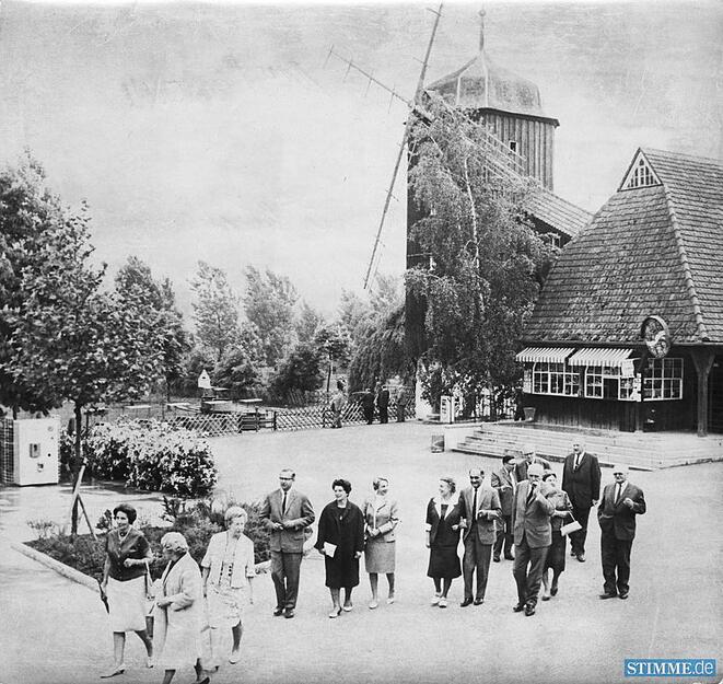 Zehn Landräte aus Nordwürttemberg treffen sich im Mai 1964 bei der Mühle.