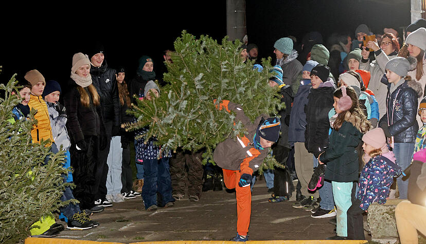Christbaumschmiss in Kochertürn: Wenn der Baum über fünf Meter weit fliegt Christbaumschmiss in Kochertürn: Wenn der Baum über fünf Meter weit fliegt