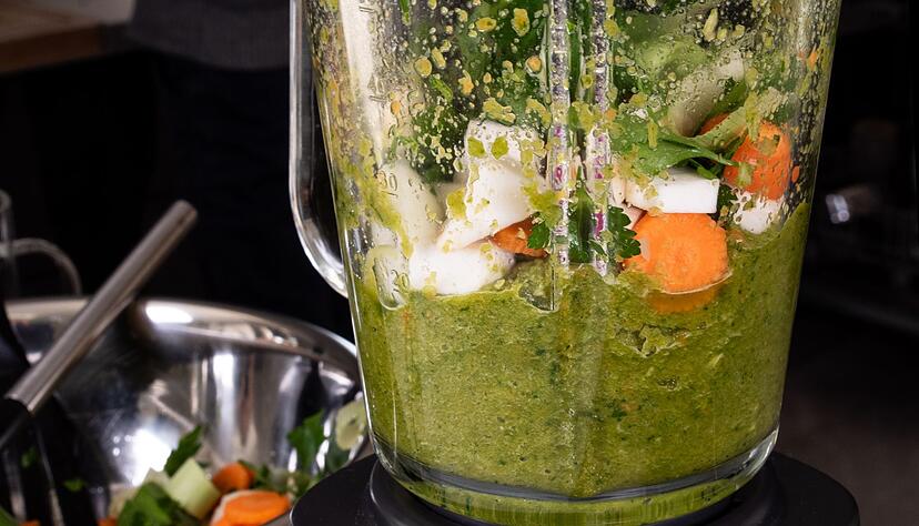 Zunächst wird nur die Hälfte der Gemüsestückchen im Mixer mit einem Schuss Wasser püriert. Wenn die Masse fein genug ist, kommt nach und nach das restliche Gemüse hinzu. Zunächst wird nur die Hälfte der Gemüsestückchen im Mixer mit einem Schuss Wasser püriert. Wenn die Masse fein genug ist, kommt nach und nach das restliche Gemüse hinzu.