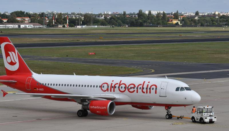 Ein Flugzeuge von Air Berlin steht auf dem Flughafen Tegel in Berlin. Foto: Paul Zinken/Archiv