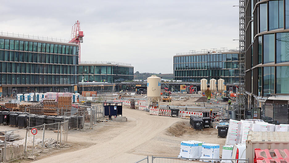 Sie bieten zunächst 3500 Mitarbeitern Platz, im Endausbau sollen es 5000 sein. Sie bieten zunächst 3500 Mitarbeitern Platz, im Endausbau sollen es 5000 sein.