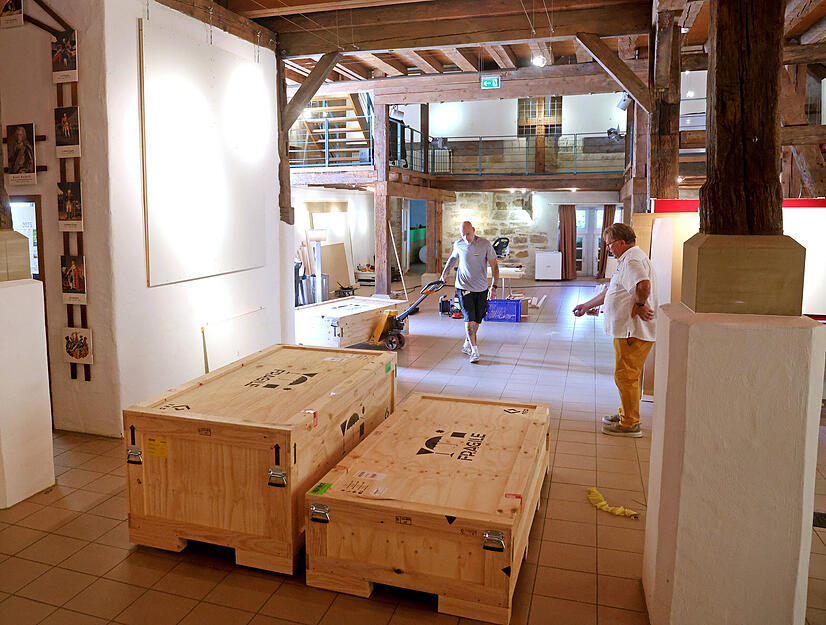 Die Werke von Imants Tillers sind in vier schweren Kisten im Museum im Schafstall in Neuenstadt angekommen.