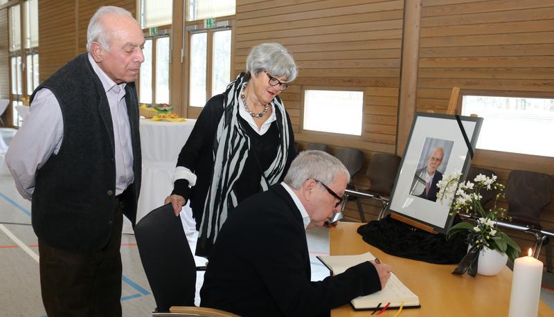 In das Kondolenzbuch f&uuml;r Roman Herzog trugen sich auch Dr. Norbert Baukus (sitzend) sowie Suse und Dr. Huschang Baghai ein.
Foto: Ute Pl&uuml;ckthun