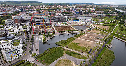 Großbaustelle Neckarbogen: 23 Häuser standen schon zur Bundesgartenschau 2019. 2030 sollen − bis auf Grünflächen und Seen − auch die restlichen Grundstücke bebaut sein.
Foto: FSW Luftbilder/Stadt Heilbronn
