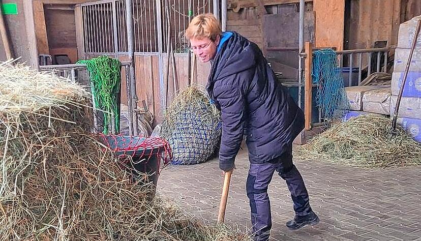 Christina Jäger beim Heu verteilen. Zwei Großballen pro Tag braucht sie für die Pferde. Christina Jäger beim Heu verteilen. Zwei Großballen pro Tag braucht sie für die Pferde.