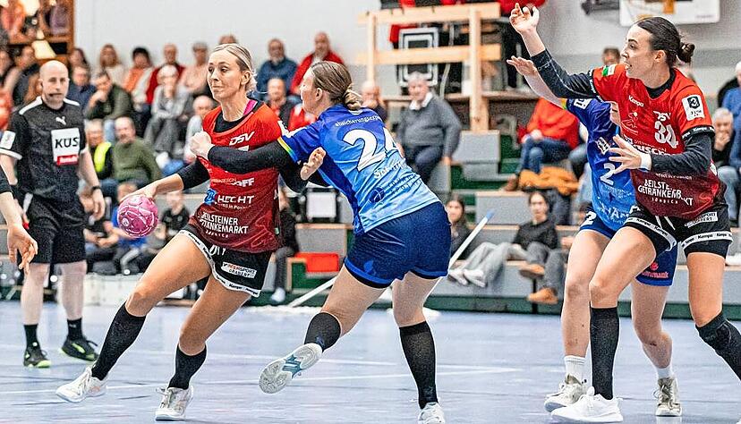 Lisa Loehnig (am Ball) muss in Allensbach angesichts der Personalengp&auml;sse auf die Z&auml;hne bei&szlig;en. Auch Elena Fabritz (rechts) war zuletzt angeschlagen.