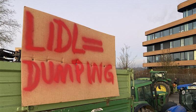 Deutliche Worte prangen auf den Schildern der Landwirte beim Protest gegen Lidl in Bad Wimpfen.