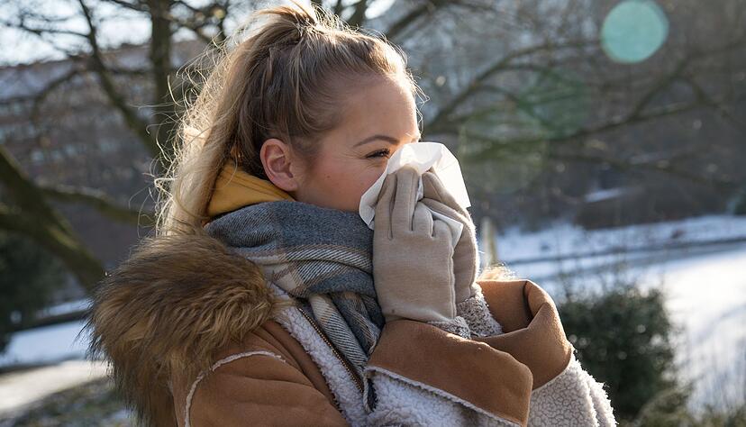 Starke Niesattacken und ein juckender Rachen deuten eher auf eine Allergie als auf eine Erk&auml;ltung hin.