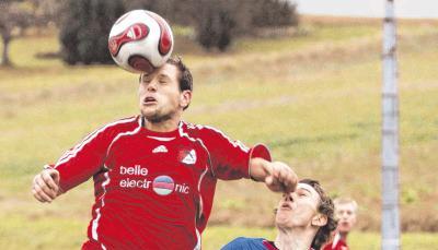 Dominik Walleth (links) brachte die Spvgg Heinriet in Führung, doch am Ende hatten Dennis Korber und die SGM Erlenbach/Binswangen die Nase vorne.Foto: Bertok Dominik Walleth (links) brachte die Spvgg Heinriet in Führung, doch am Ende hatten Dennis Korber und die SGM Erlenbach/Binswangen die Nase vorne.Foto: Bertok
