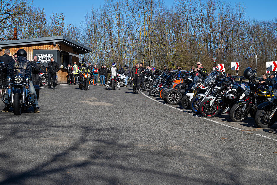 Entspannte Stimmung und Benzingespr&auml;che pr&auml;gen das Bild am Motorradtreff oberhalb von L&ouml;wenstein.