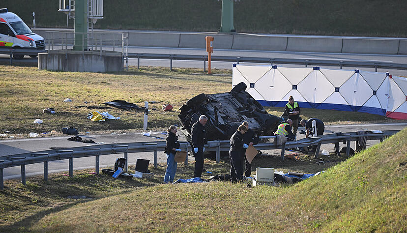 Sieben Menschen sterben bei einem schweren Unfall auf der Autobahn 94 in Bayern. Sieben Menschen sterben bei einem schweren Unfall auf der Autobahn 94 in Bayern.