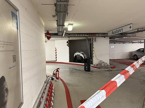 Spektakulärer Einsatz in der Rathaustiefgarage: Ein Auto hängt über einem Schacht. Spektakulärer Einsatz in der Rathaustiefgarage: Ein Auto hängt über einem Schacht.