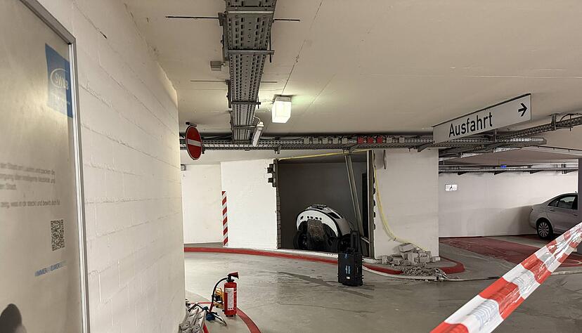 Spektakulärer Einsatz in der Rathaustiefgarage: Ein Auto hängt über einem Schacht. Spektakulärer Einsatz in der Rathaustiefgarage: Ein Auto hängt über einem Schacht.