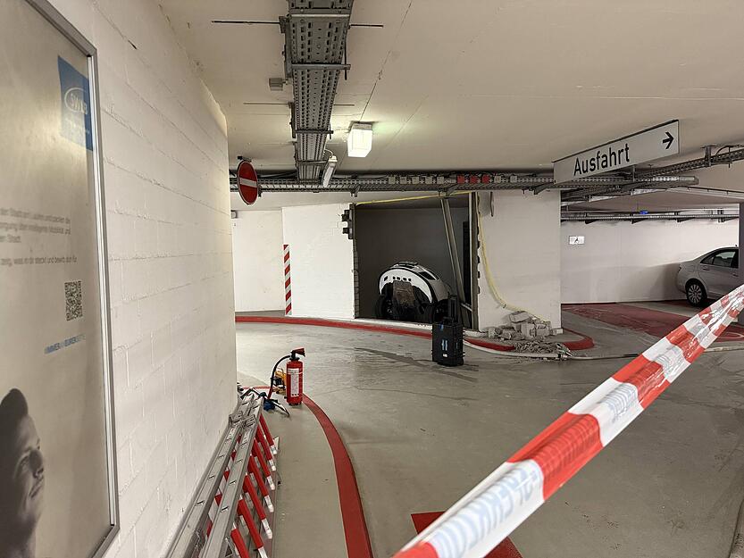 Spektakulärer Einsatz in der Rathaustiefgarage: Ein Auto hängt über einem Schacht. Spektakulärer Einsatz in der Rathaustiefgarage: Ein Auto hängt über einem Schacht.