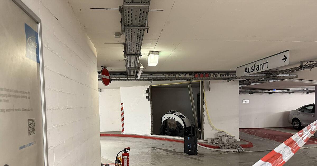 Spektakulärer Unfall: Porsche durchbricht Wand in Ludwigsburger Tiefgarage