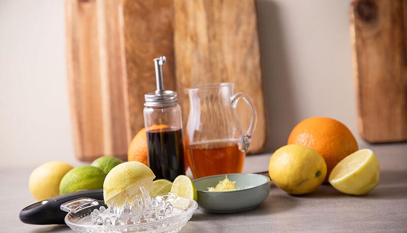 S&auml;ure bricht schwere Strukturen auf und bringt Frische: Das klappt etwa mit Apfelessig, Balsamico, Schalen und Saft von Zitrusfr&uuml;chten wie Orangen, Zitronen und Limetten.