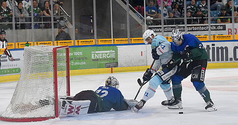 Heilbronns Sebastian Hon (Mitte) scheitert in dieser Szene am Steelers-Goalie Florian Mnich.