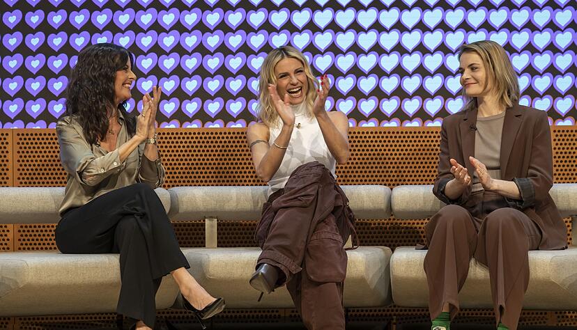 Drei Moderatorinnen pr&auml;sentieren sich als Traum-Trio f&uuml;r das ESC-Finale.