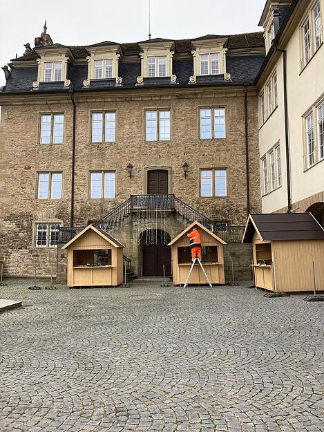 Öhringer Weihnachtsmarkt wird aufgebaut