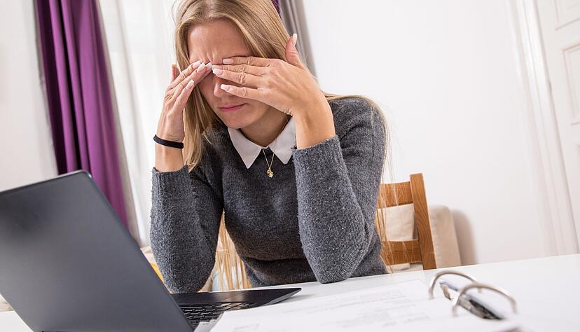 Neun Prozent der Erkrankten erscheinen trotz positiven Tests im Büro, wie aus einer der Studie «Arbeiten 2022» der Betriebskrankenkasse Pronova BKK hervorgeht.
