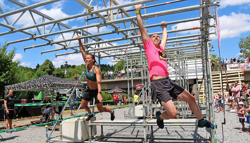 Mit voller Power gingen die Teilnehmenden die insgesamt 34 Hindernisse bei der Premiere des Möckmühler Rats-Run an.
Foto: Ute Plückthun Mit voller Power gingen die Teilnehmenden die insgesamt 34 Hindernisse bei der Premiere des Möckmühler Rats-Run an.
Foto: Ute Plückthun