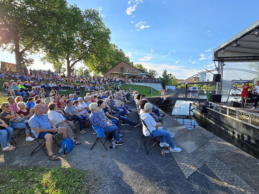 Amy Lungu & Friends feat. Ralf Beitner haben am Donnerstag das Publikum begeistert. Amy Lungu & Friends feat. Ralf Beitner haben am Donnerstag das Publikum begeistert.