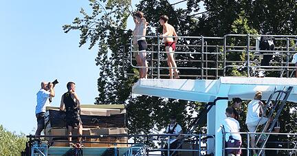 Blick hinter die Kulissen: Im Bad Wimpfener Freibad entstehen 2016 Szenen für das historische Drama "Die Freibadclique".
Foto: Archiv/Ralf Seidel