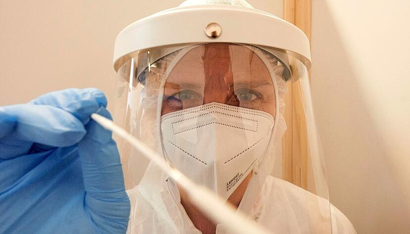 Ein Abstrich im hintersten Nasenraum ist nicht angenehm. Doch um Schaden von Kollegen und anderen Kontaktpersonen abzuwenden, ist ein Coronatest durchaus verh&auml;ltnism&auml;&szlig;ig, sagen Juristen.
Foto: dpa