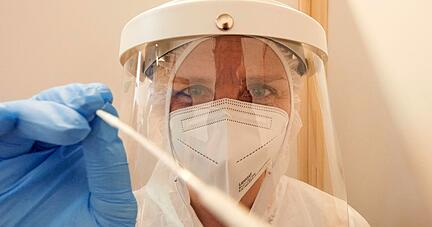 Ein Abstrich im hintersten Nasenraum ist nicht angenehm. Doch um Schaden von Kollegen und anderen Kontaktpersonen abzuwenden, ist ein Coronatest durchaus verhältnismäßig, sagen Juristen.
Foto: dpa