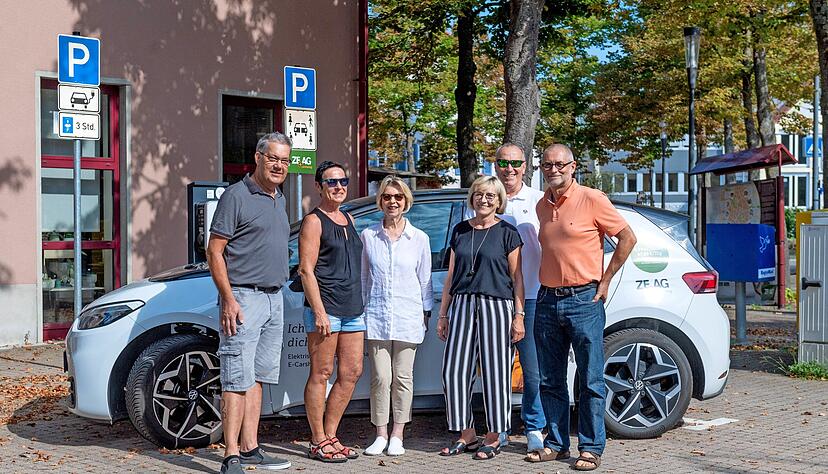 Sechs der neun Fahrer vor dem E-Fahrzeug: (v.l.) Jens Golkowski, Christa Kl&ouml;pfer, Ingrid Herold, Theresia Vogler, Gerhard W&ouml;rner und Oswald Antl.