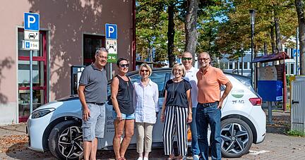 Sechs der neun Fahrer vor dem E-Fahrzeug: (v.l.) Jens Golkowski, Christa Kl&ouml;pfer, Ingrid Herold, Theresia Vogler, Gerhard W&ouml;rner und Oswald Antl.
Foto: Mario Berger