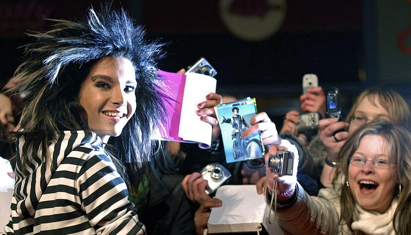 Bill Kaulitz 2007 in Berlin mit begeisterten Fans. Bill Kaulitz 2007 in Berlin mit begeisterten Fans.
