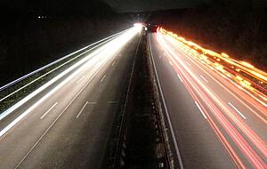 Nur wenig Verkehr herrscht auf der A6 bei Öhringen − es ist die Zeit der Schwertransporte, die an dieser Stelle wegen der drei Spuren noch überholt werden können. Nur wenig Verkehr herrscht auf der A6 bei Öhringen − es ist die Zeit der Schwertransporte, die an dieser Stelle wegen der drei Spuren noch überholt werden können.