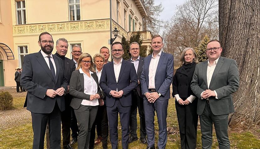 F&uuml;r die Brandenburger CDU kommen Jan Redmann als Innenminister, Martina Klement als Wirtschaftsministerin und Gordon Hoffmann als Bildungsminister ins k&uuml;nftige Kabinett.