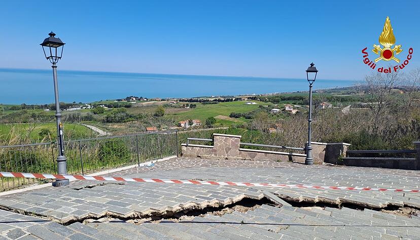 Risse in Straßen - eine der Folgen des Erdrutsches. Risse in Straßen - eine der Folgen des Erdrutsches.