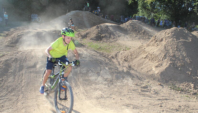 Biker auf dem neuen Pumptrack in Berwangen