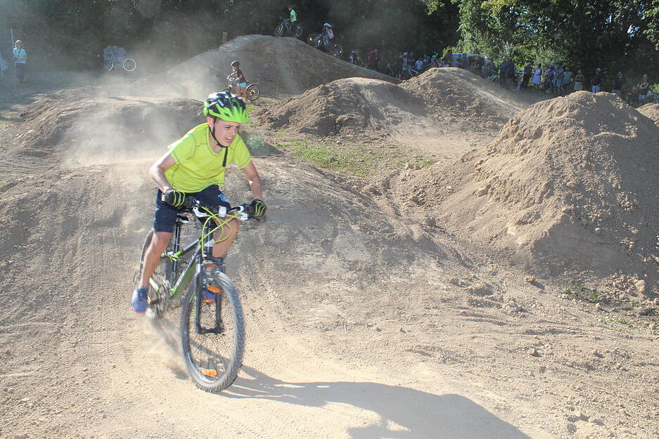 Biker auf dem neuen Pumptrack in Berwangen