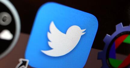 Das Logo von Twitter auf dem Display eines Laptops.