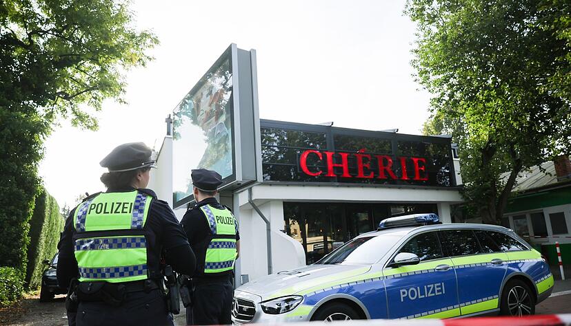 Polizeibeamte stehen vor der Shisha-Bar in Hamburg, wo ein 24-Jähriger erschossen worden war. Polizeibeamte stehen vor der Shisha-Bar in Hamburg, wo ein 24-Jähriger erschossen worden war.