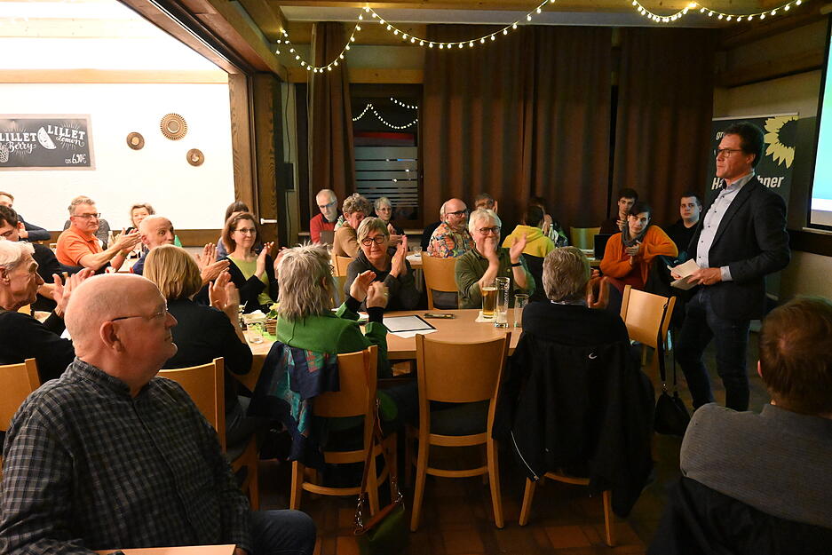 "So viele Leute waren noch dabei bei einer Wahlparty, freut sich der Hohenloher Grünen Kandidat Harald Ebner. Mit rund 60 Menschen beobachtet er in der TSG Stadiongaststätte  in Schwäbisch Hall die ersten Hochrechnungen. Die Enttäuschung über das niedrige Ergebnis ist Ebner deutlich anzumerken.