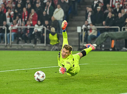 Alexander Nübel: Bei den Gegentoren ohne Chance. Glück beim Pfostenschuss. Sonst war Nübel da, wenn der VfB Stuttgart ihn gebraucht hat, hatte aber auch einen gefährlichen Ausflug. Note: 4