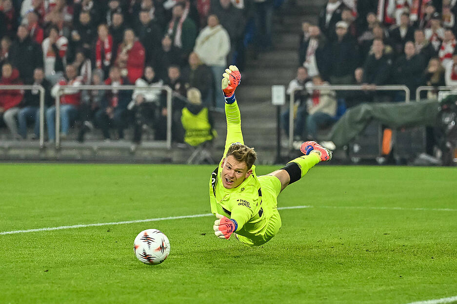 Alexander Nübel: Bei den Gegentoren ohne Chance. Glück beim Pfostenschuss. Sonst war Nübel da, wenn der VfB Stuttgart ihn gebraucht hat, hatte aber auch einen gefährlichen Ausflug. Note: 4