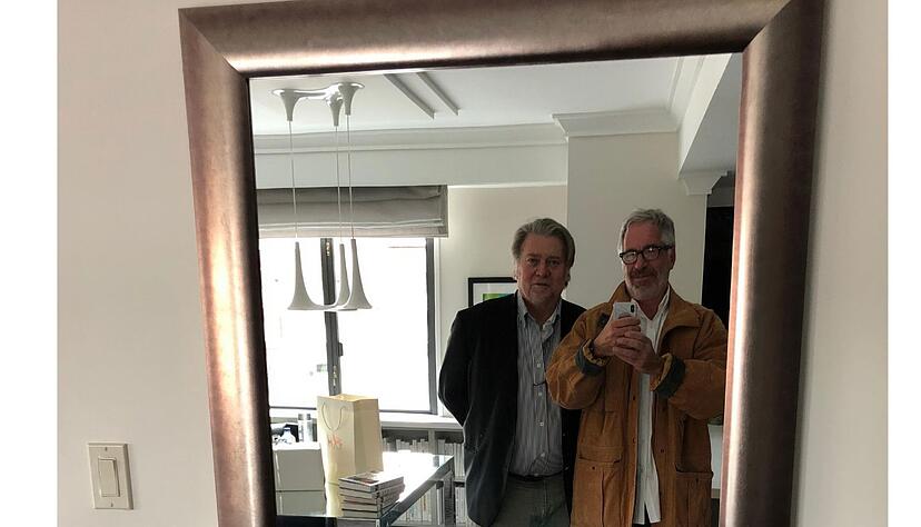 Auf einem Foto, das Demokraten im US-Kongress veröffentlicht haben, ist der ultrarechte Publizist Steve Bannon mit Jeffrey Epstein zu sehen. Auf einem Foto, das Demokraten im US-Kongress veröffentlicht haben, ist der ultrarechte Publizist Steve Bannon mit Jeffrey Epstein zu sehen.